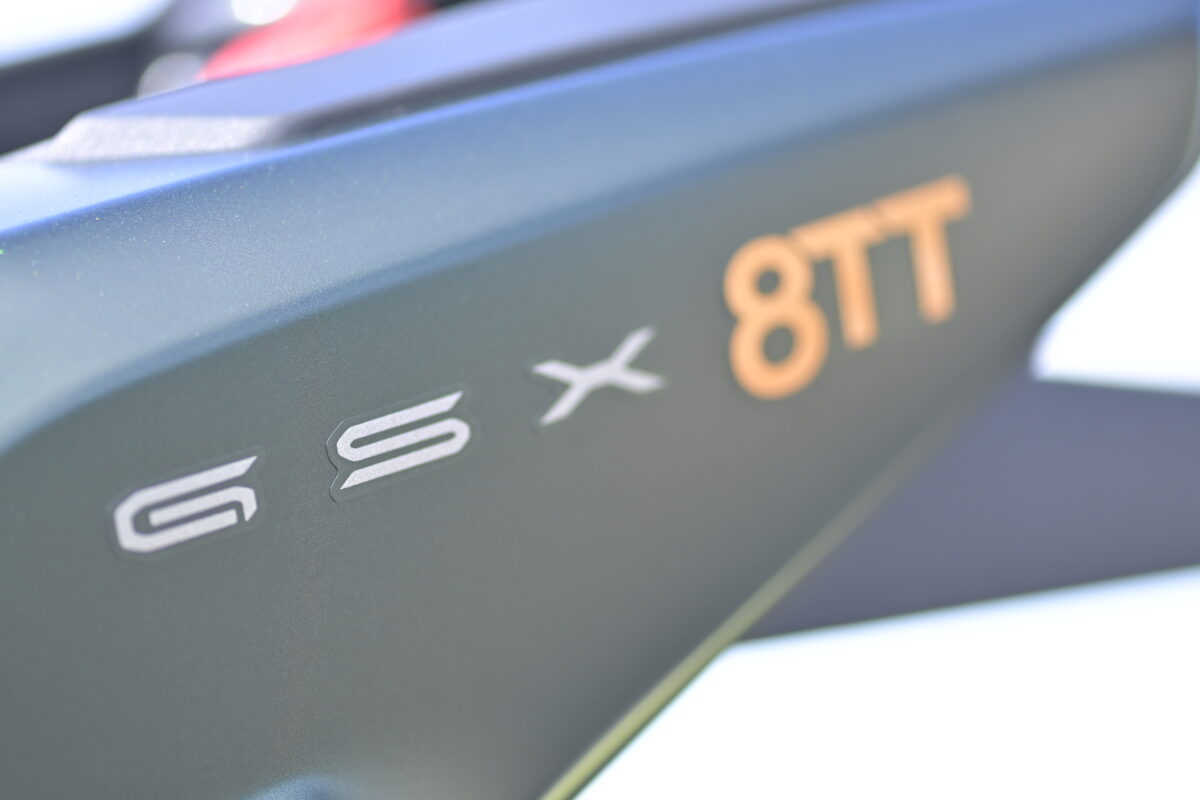 GSX-8TTのカラーリングは、写真のパールマットシャドーグリーン(QU5)と、赤いホイールが特徴的なグラススパークルブラック(YVB)。
