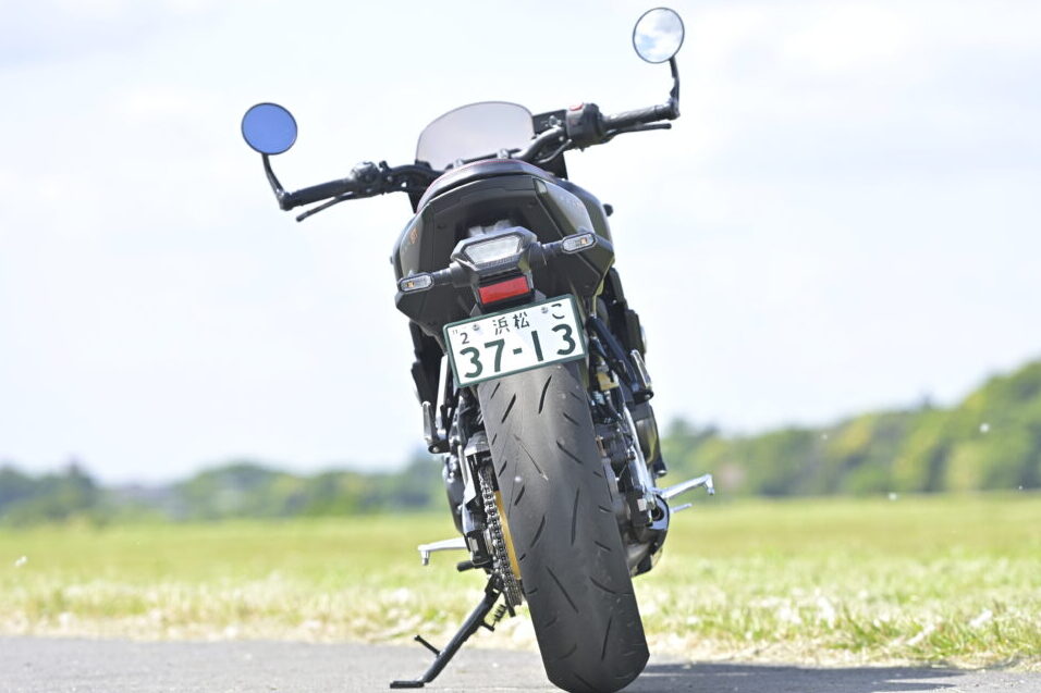 GSX-8TTのカラーリングは、写真のパールマットシャドーグリーン(QU5)と、赤いホイールが特徴的なグラススパークルブラック(YVB)。