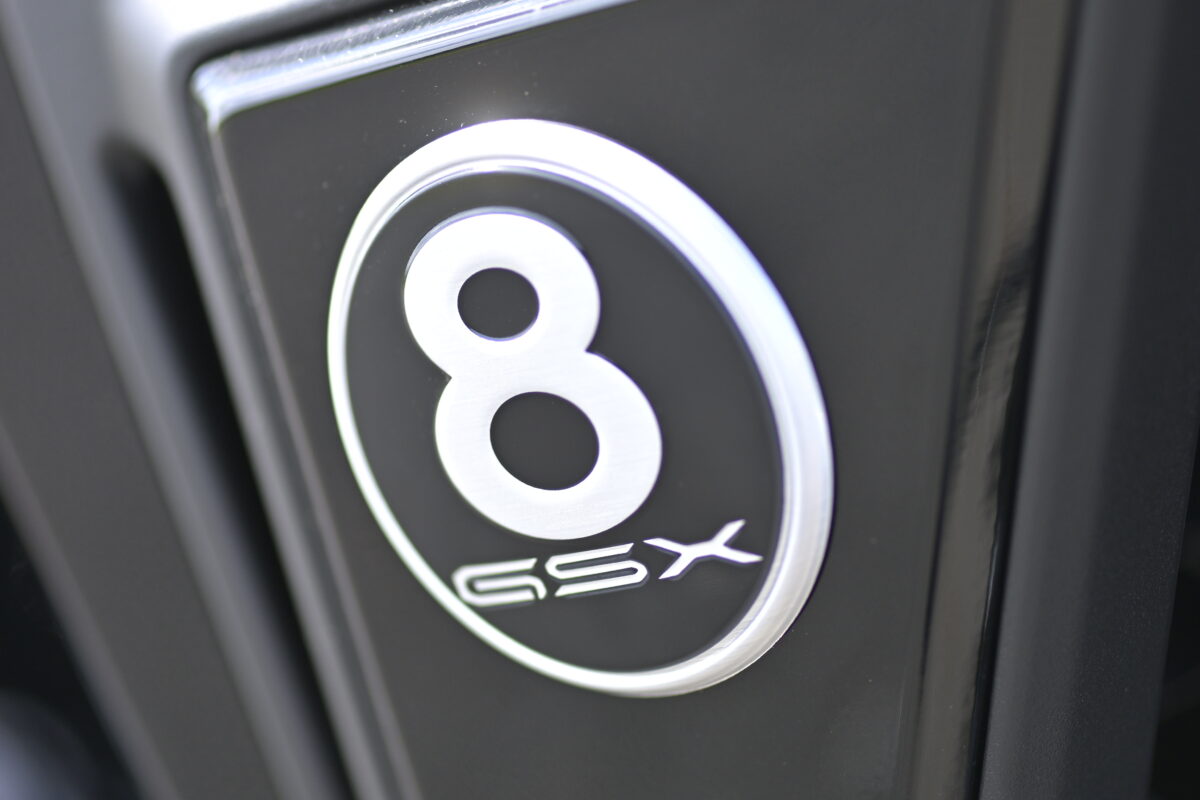 「8」シリーズのエンブレムは、ビリヤードの種目である「エイトボール」がデザインモチーフ。
