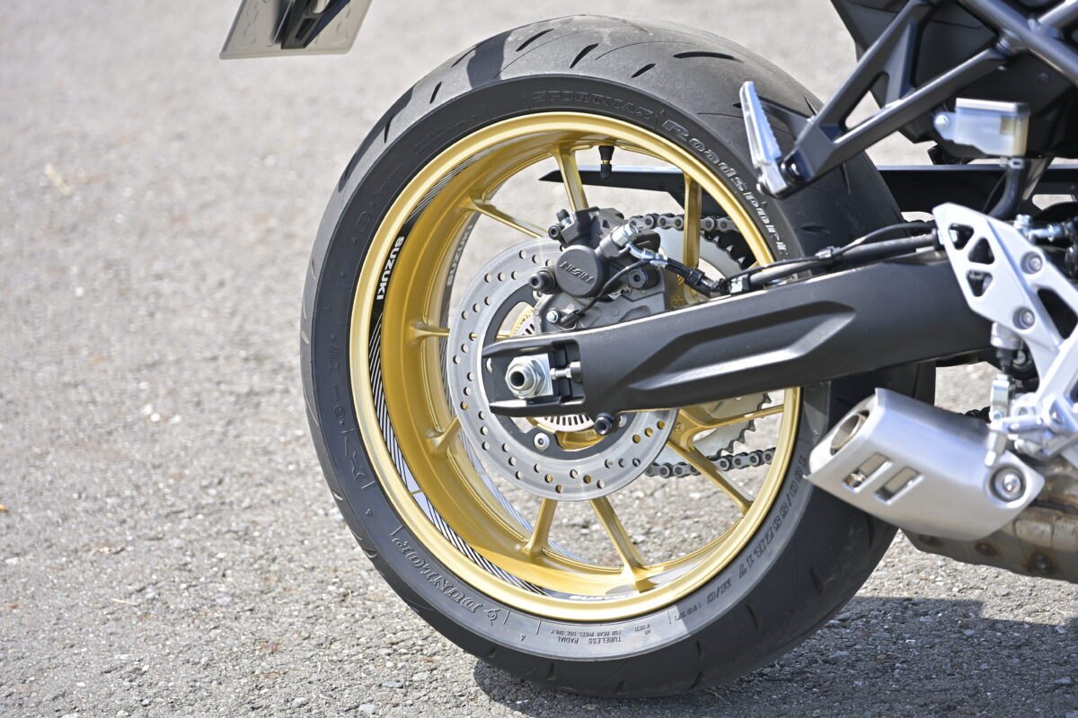 足元を引き締めるホイール系のデカールにはいくつかの種類があり、写真は“SUZUKIロゴ入り”の『ホイールデカール/9,900円』。赤/黒の『リムデカール/9,680円』、サイドに貼り付ける『リムストライプテープ/8,030円』もある。なお ホイール系のデカールは前後で2セット必要になる。