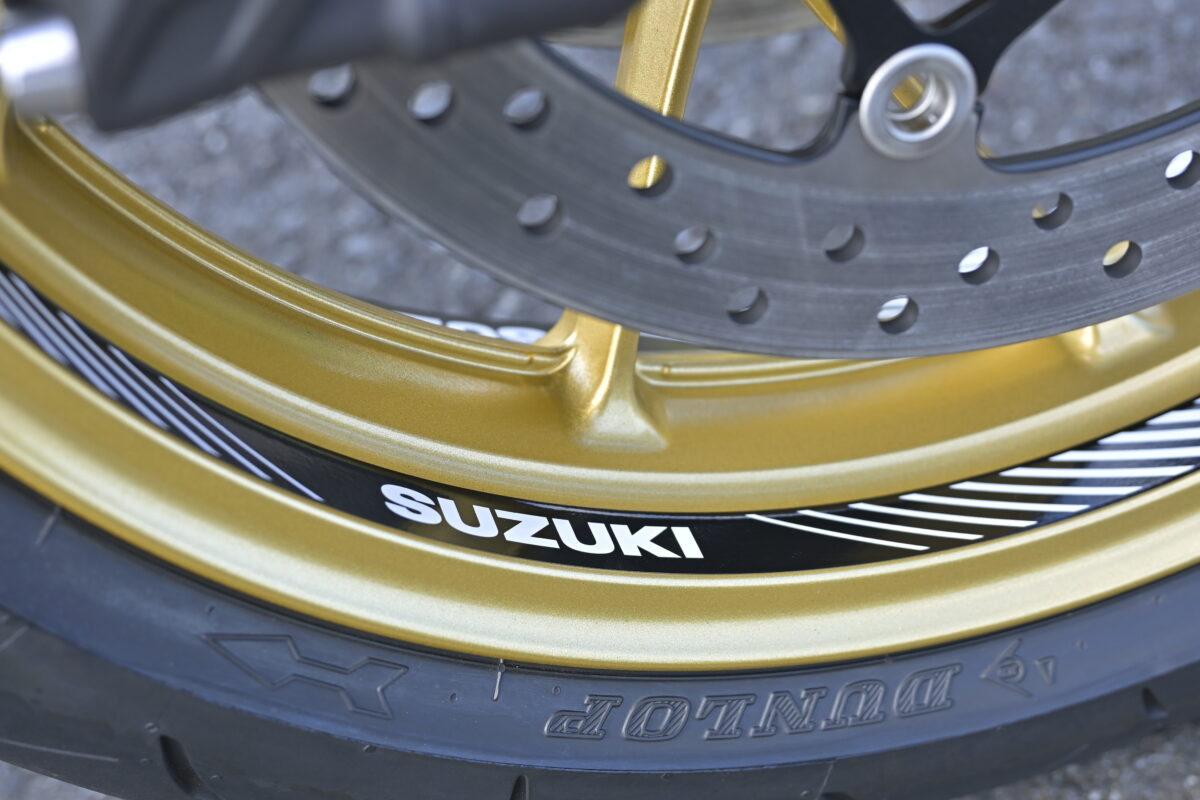 足元を引き締めるホイール系のデカールにはいくつかの種類があり、写真は“SUZUKIロゴ入り”の『ホイールデカール/9,900円』。赤/黒の『リムデカール/9,680円』、サイドに貼り付ける『リムストライプテープ/8,030円』もある。なお ホイール系のデカールは前後で2セット必要になる。