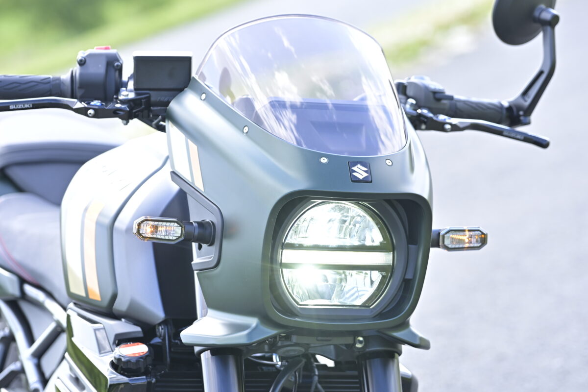 ビキニカウルを装備するGSX-8TT。ヘッドライトやウインカーはLEDで、ウインカーは常時点灯式でポジションライトとしても機能する。