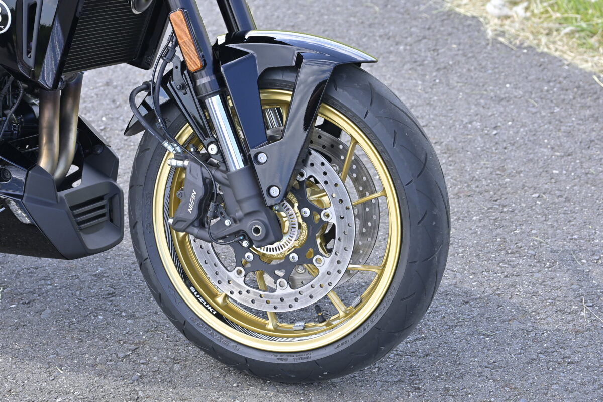 キャスター&トレールといったディメンションはもちろん、KYB製サスペンション、ブレーキをストリートファイター・GSX-8Sと共用するGSX-8T&8TT。ポジショントライアングルもGSX-8Sと一緒だ。