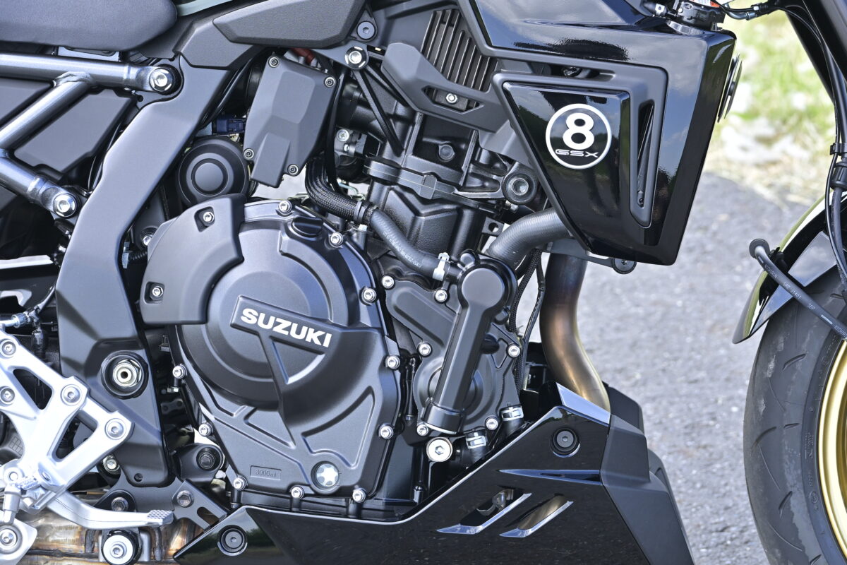 775ccの水冷4ストローク並列2気筒エンジンを搭載。GSX-8TTとGSX-8Tがエンジンを共用するのはもちろんだが、GSX-8SやGSX-8Rといった「8」シリーズは、エンジン&メインフレームのベースが一緒だ。