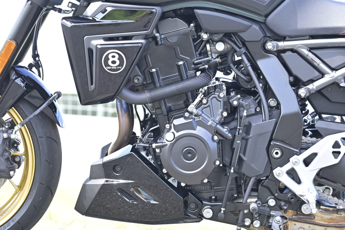 GSX-8TTとGSX-8Tがエンジンを共用するのはもちろんだが、GSX-8SやGSX-8Rといった「8」シリーズは、エンジン&メインフレームのベースが一緒だ。