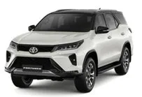 白いボディと黒いルーフが特徴のトヨタ フォーチュナーのSUV。