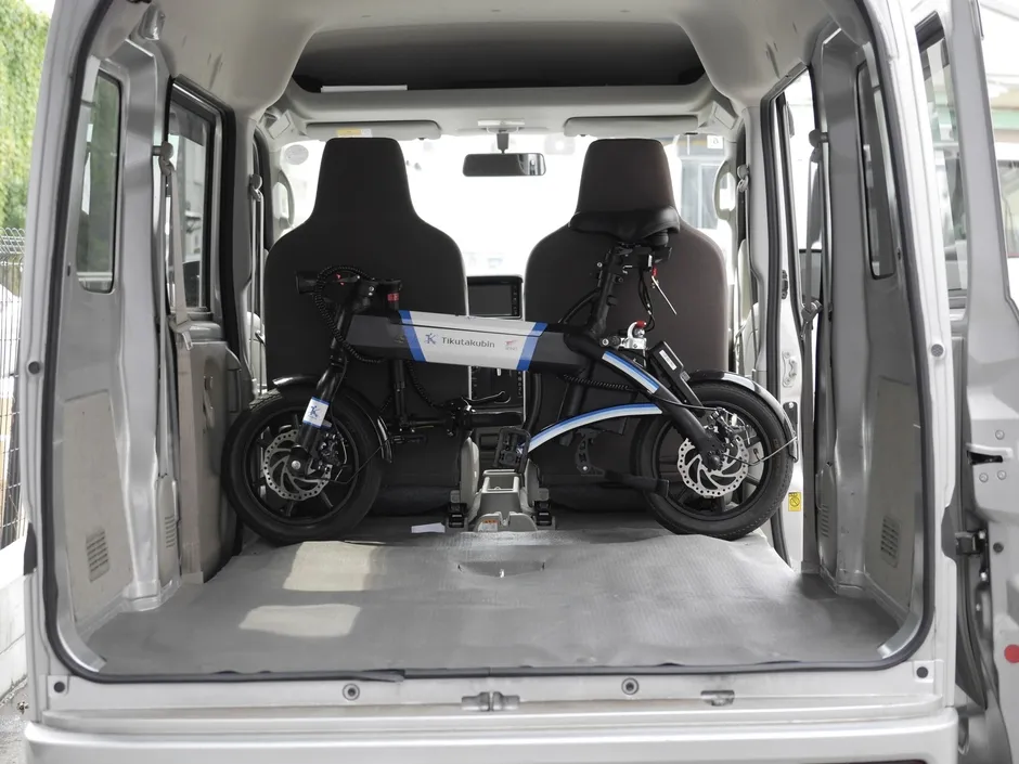 軽自動車に電動サイクルを積載する様子