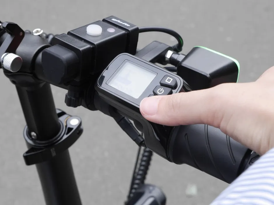 配送員が電動サイクルを運転する様子