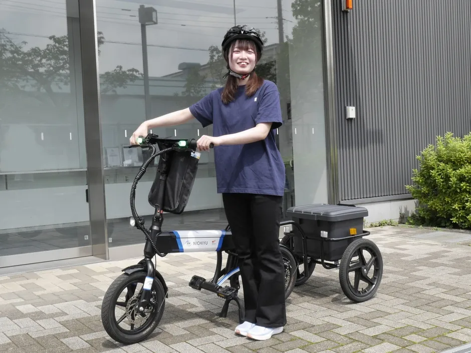 配送員が電動サイクルを運転する様子