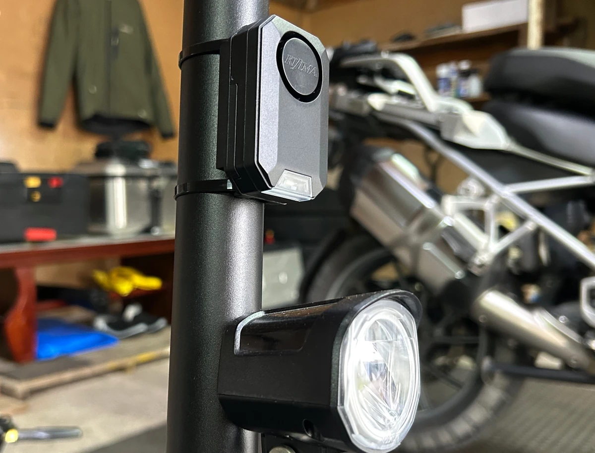 バイクの盗難対策に！取り付け簡単・コスパ最強防犯アラーム、キジマ