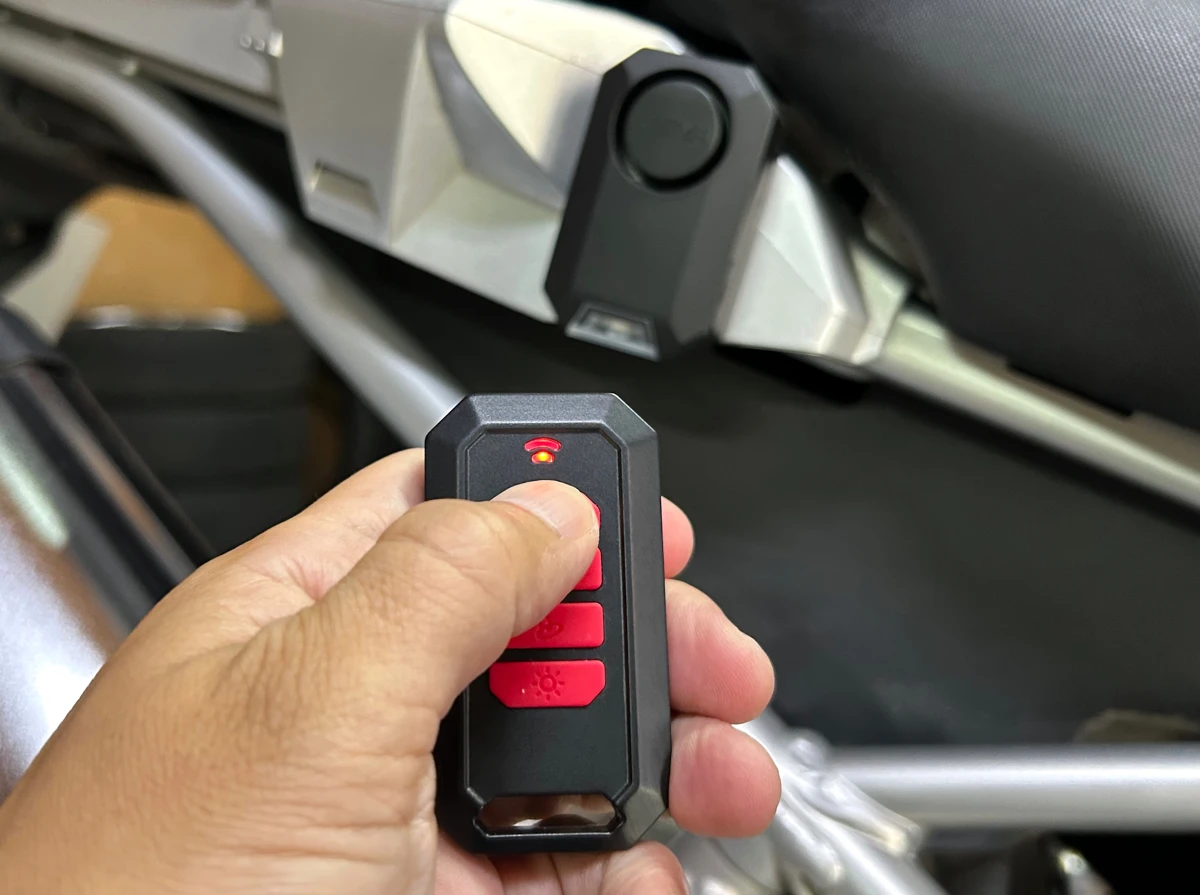 バイクの盗難対策に！取り付け簡単・コスパ最強防犯アラーム、キジマ