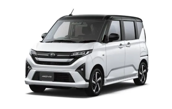 白いボディに黒いルーフが特徴のダイハツ ムーブの軽自動車の正面斜めからの画像