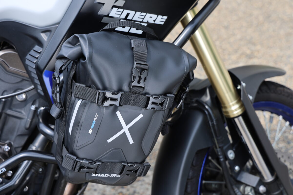 荷物が積めて、愛車の保護にも！？　とにかく便利な防水バッグ　【TR08 TERRA クラッシュバーバッグ 8L】