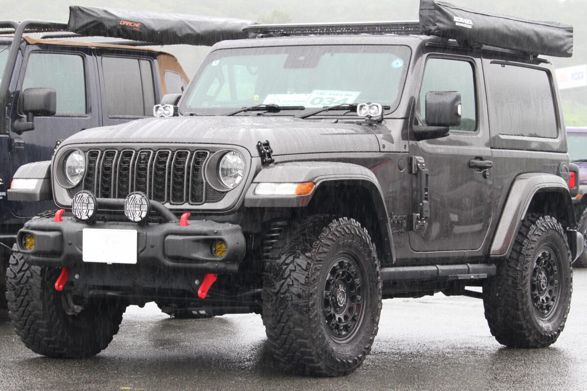 BLACK RHINO FUJI 輪圈改裝後的 Jeep Wrangler Sport 車頭與車側