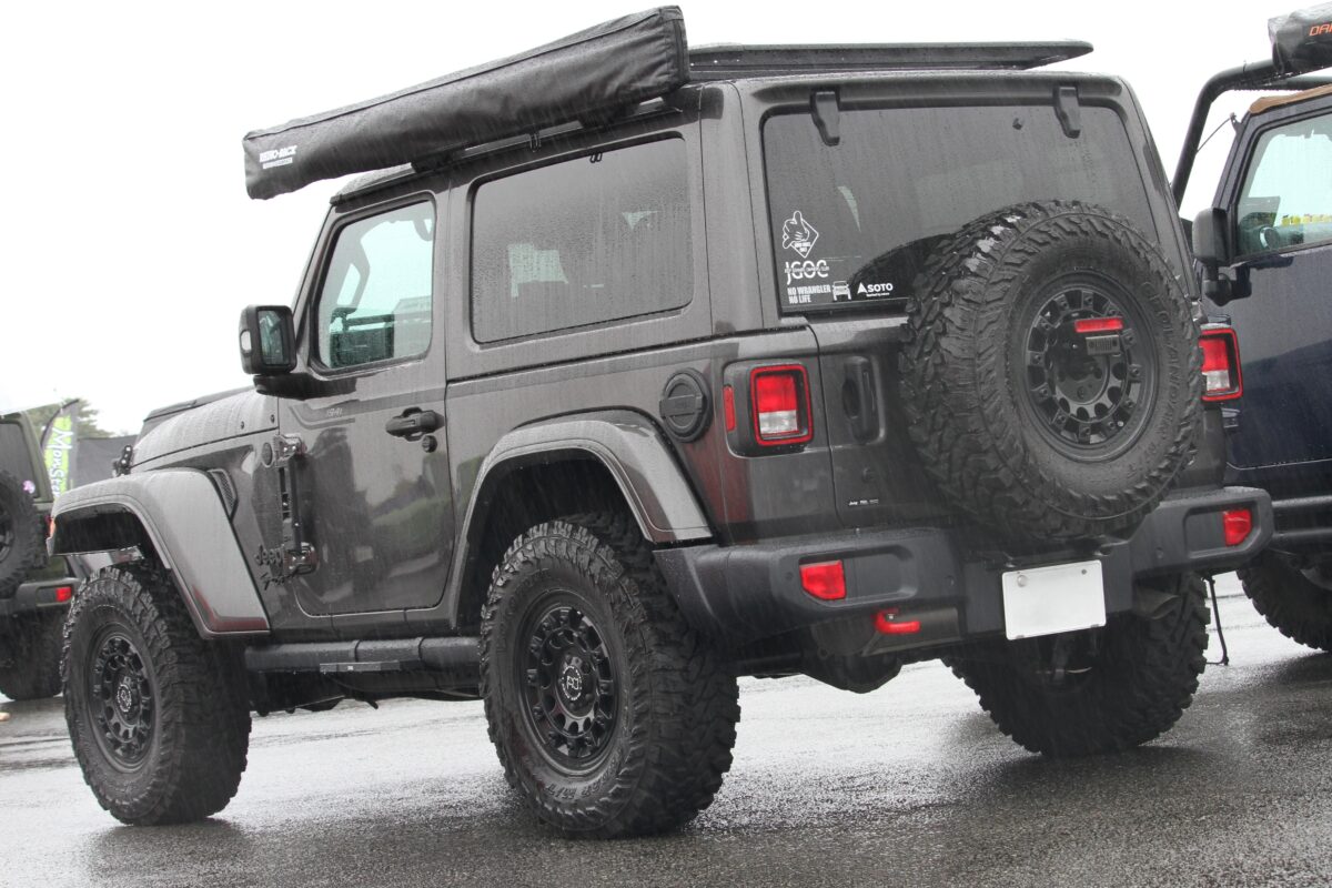 Jeep Wrangler Sport 車尾與 BLACK RHINO FUJI 備胎輪圈