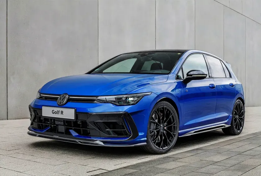 Golf 8.5 Rのフロントビュー。低く構えたスタンスがスポーツ性能を予感させる。