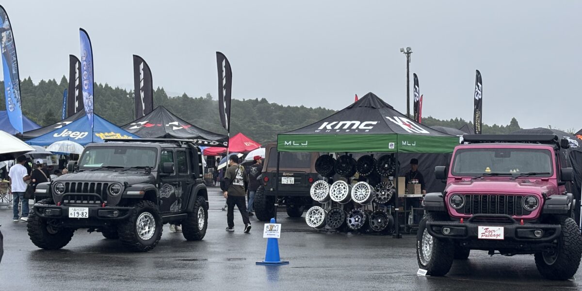 MLJ 攤位與安裝改裝輪圈的 Jeep 展示車