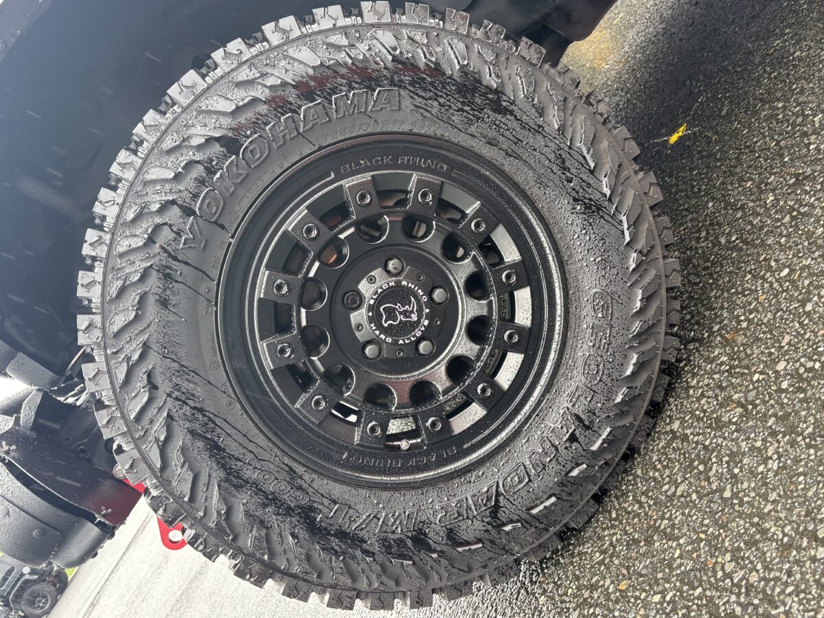 Jeep Wrangler Sport 搭配 BLACK RHINO FUJI 輪圈