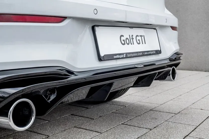 GTIのリアビュー。リアディフューザーとルーフスポイラーが一体感を演出。