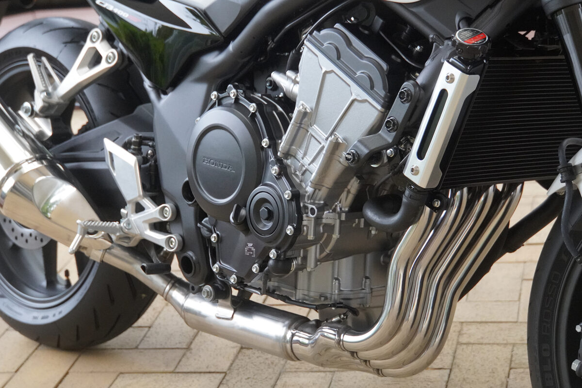 ノーマルスタイルを崩さない！スーパーカブC125用「スポーツマフラー