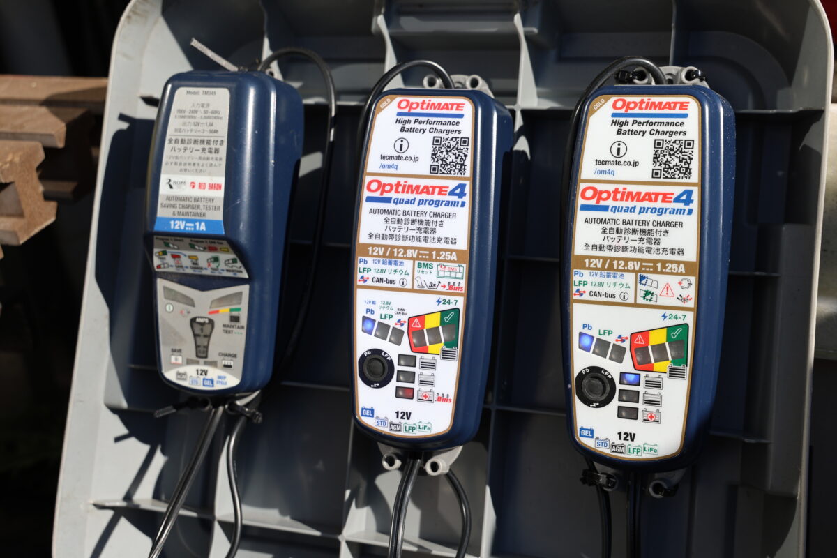筆者である谷田貝 洋暁、実はテックメイト充電器のヘビーユーザー。かれこれ10年以上愛用しており、現在はバイク6台、クルマ1台に、3台のテックメイト製バッテリー充電器をつないでバッテリーを管理している。
