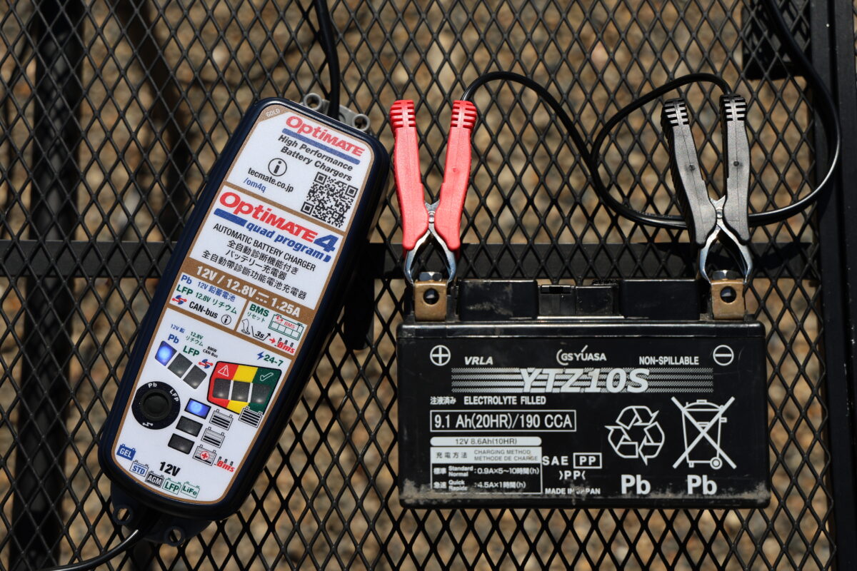 最もベーシックな使い方は、バイクから取り外したバッテリーを単体で充電する。鉛/リチウムどちらのバッテリーでも充電可能で、鉛バッテリーの場合は単体で充電すると、“強力回復充電(サルフェーション融解)機能”が使える。