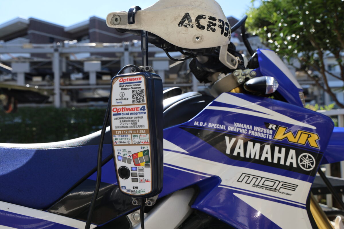 『OptiMate 4 Quad Program』は、IP54準拠の防水防塵性能で、吊り下げフックも付属しているので繋ぎっぱなしにしやすい。