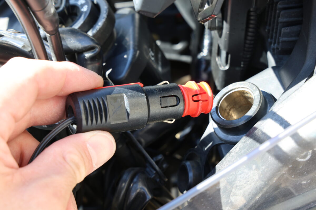 筆者の場合、各車のバッテリーに、バッテリー直付けのアクセサリーソケットを増設。オプションのアクセサリーソケット/DINソケット用ケーブルを抜き差しだけで、ローテーション充電できるようにしている。