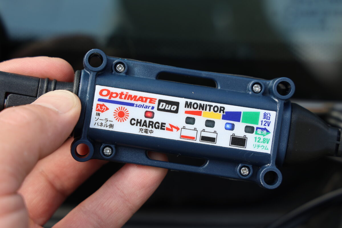 『OptiMateソーラーパルス10W/バイク専用』のコントローラーパネルが、充電状況と、バッテリーの状態を教えてくれる。